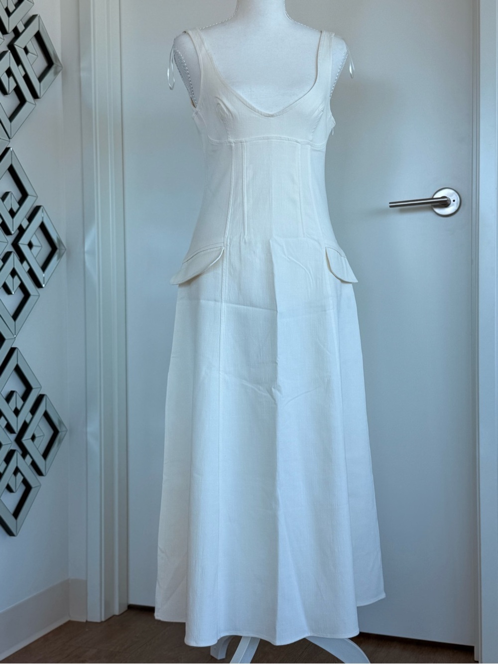 Classic Ivory Sleeveless Midi Dress - Picture 5 of 9